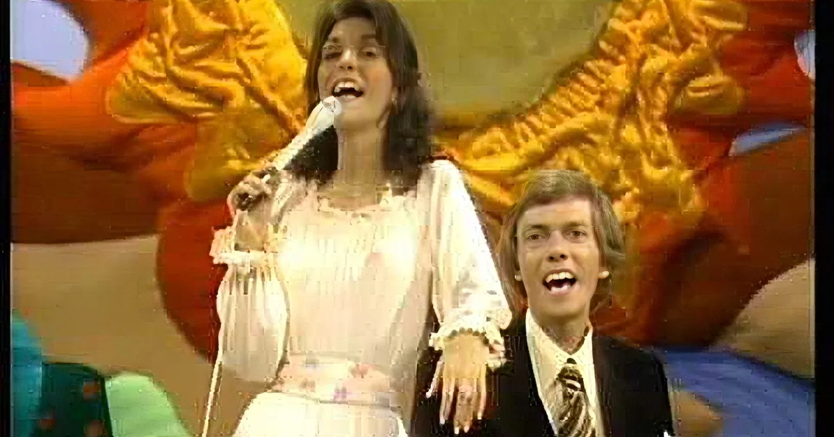Karen and Richard Carpenter Sing ''Top of the World''. Her Vocals Evoke so Many Emotions.