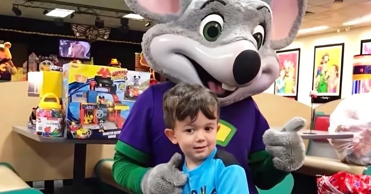 No One Shows up for 4-Year-Old''s Birthday, Chuck E. Cheese Staff Buys Him Presents