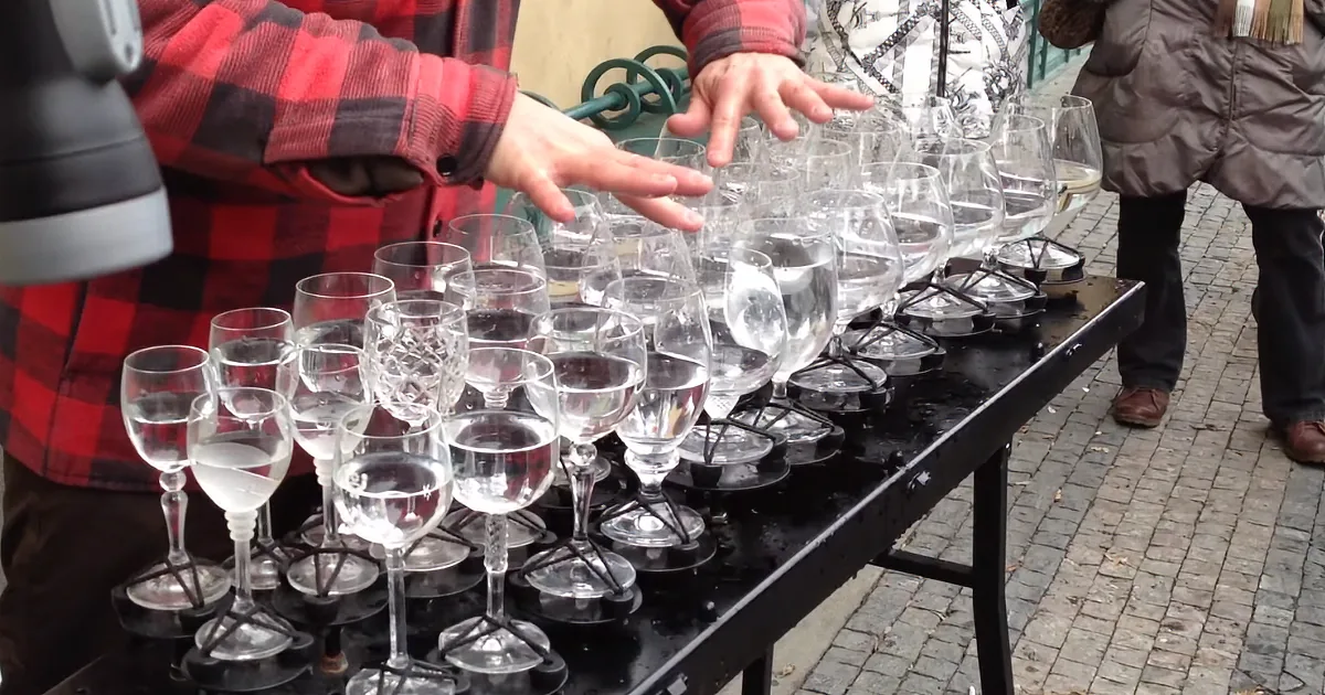 Street Performer Plays Soul-Stirring ''Hallelujah'' With Just Crystal Glasses