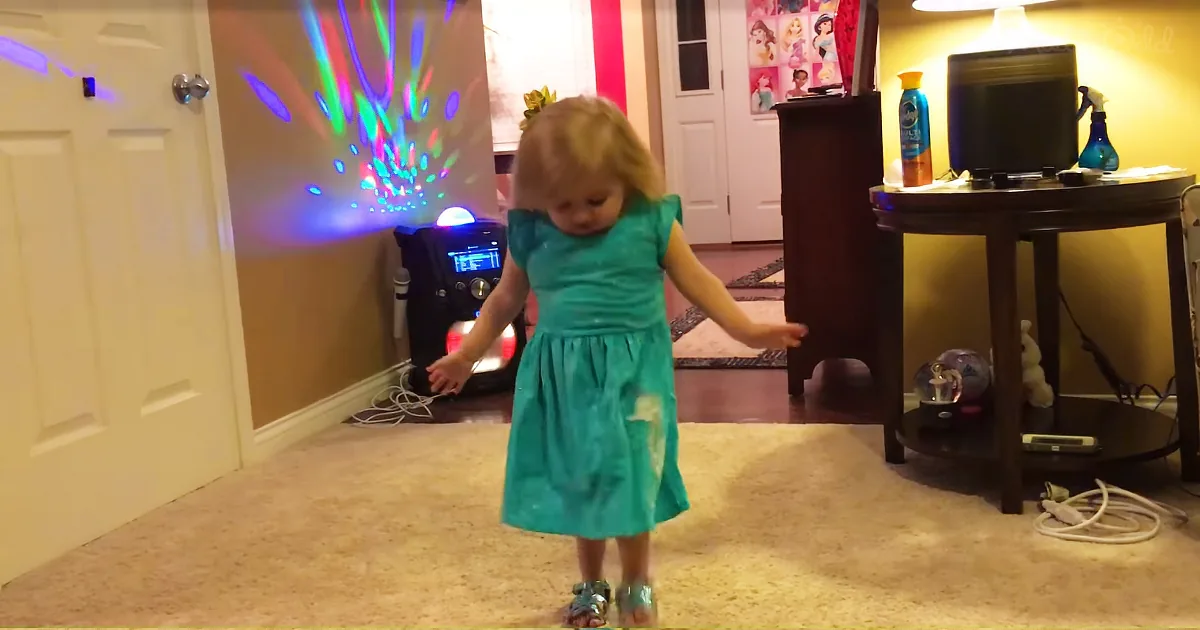 Adorable Little Girl Plans Fashion Show for Mom and the Internet Can't Get Over How Cute She Is