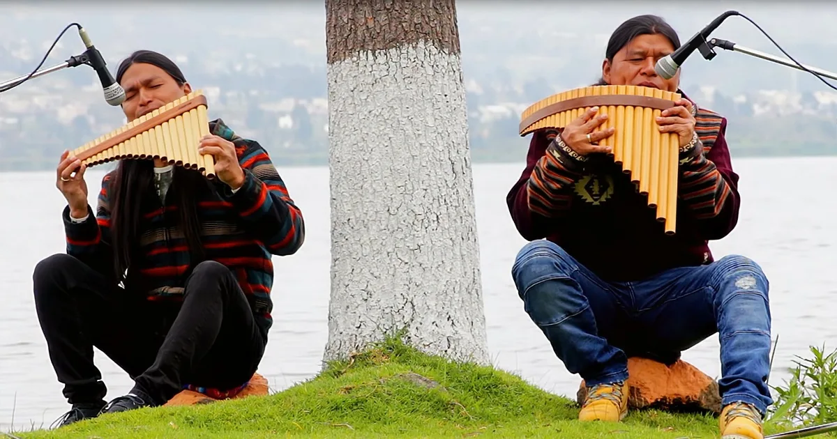 Ecuadorian Pan Flute Duo Breathe New Life Into Leonard Cohen''s Haunting ''Hallelujah''