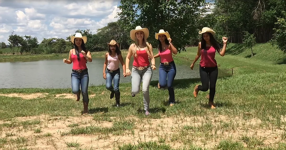 5 Young Cowgirls Kick up Their Heels to Alan Jackson''s ''Chattahoochee''