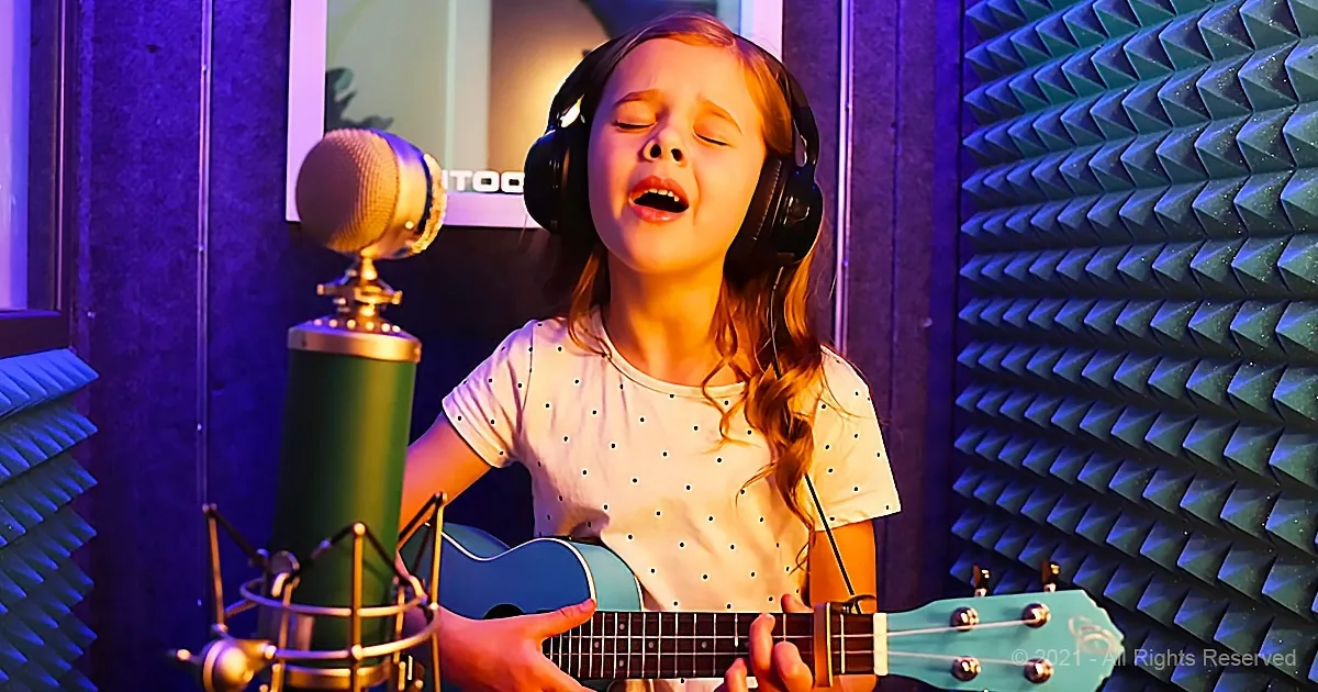 Ukulele Darling Claire Crosby Sings ''Somewhere Over the Rainbow''