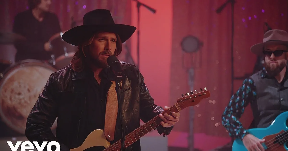 Willie Nelson''s Boy Rocks the Stage With ''Wildest Dream'' Song