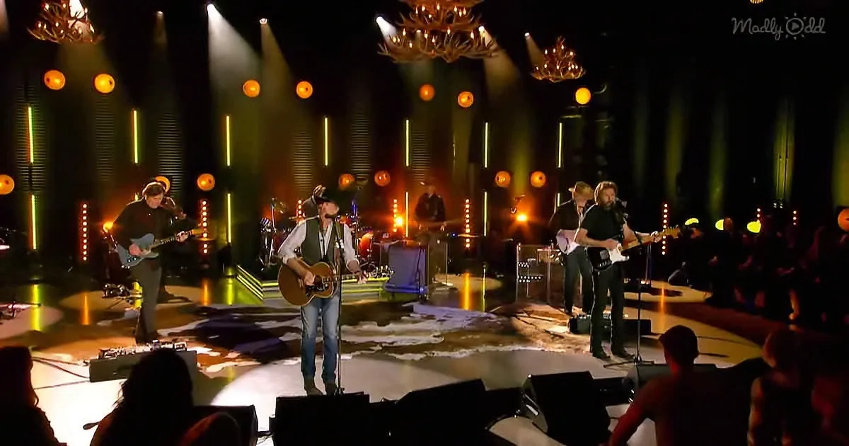 Brooks & Dunn Perform One of Their Best Songs to Sing Along, 'Neon Moon'